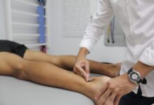 Fisioterapista tratta la gamba di un paziente