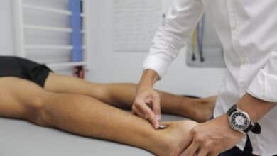Fisioterapista tratta la gamba di un paziente