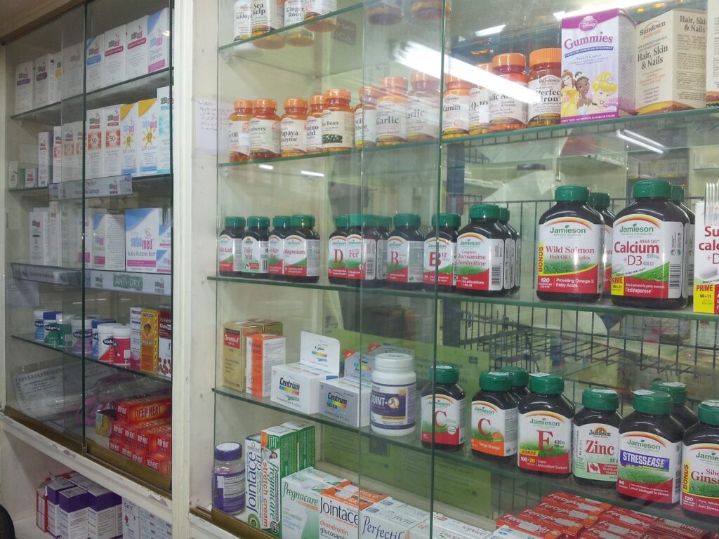 vetrina con diverse confezioni di medicinali