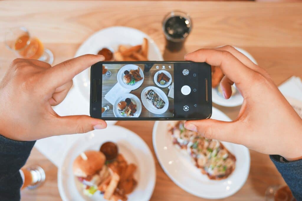 Smartphone fotografa i piatti di un ristorante