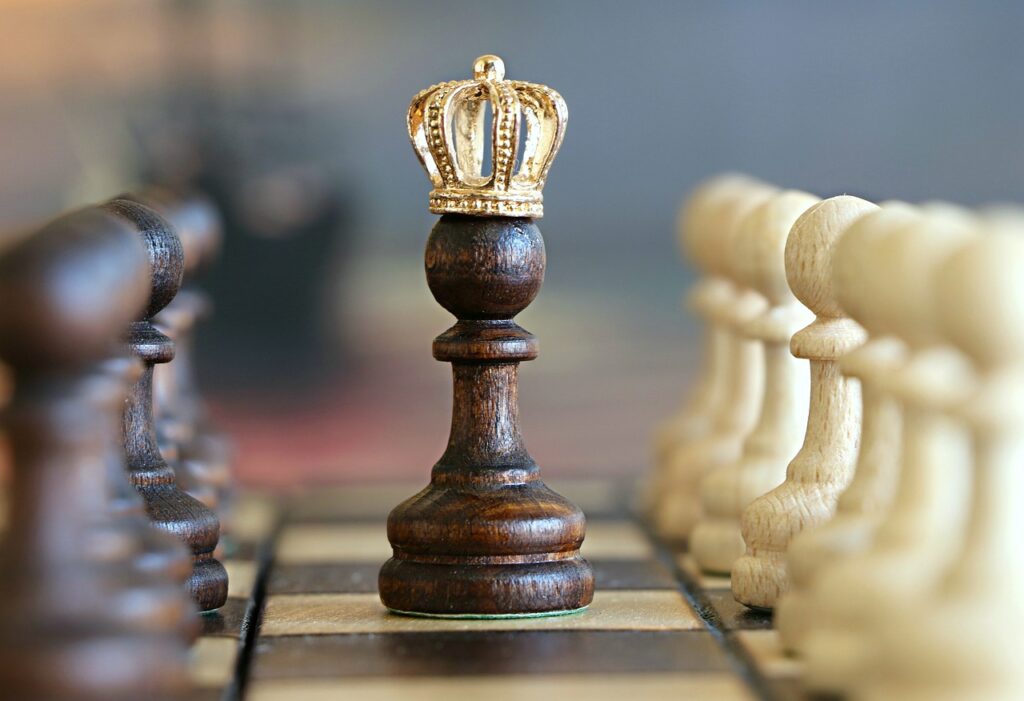 Pedone di scacchi indossa una corona dorata da Re