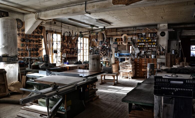 Garage con numerosi attrezzi, interamente allestito come laboratorio di falegnameria