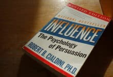 Copertina del libro "Influence: The Psycology of Persuasion" di Robert B. Cialdini